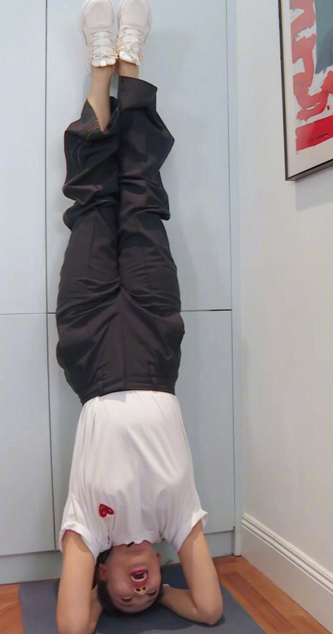 带货女王刘涛倒立直播！2折卖裸钻秒没，身旁助