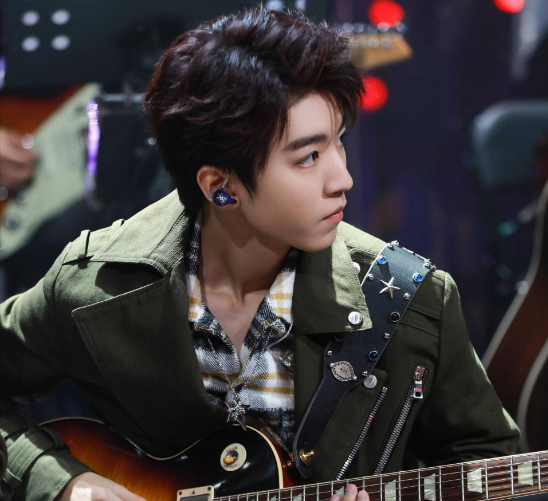 重蹈肖战覆辙？王俊凯“教师粉”带学生录视频