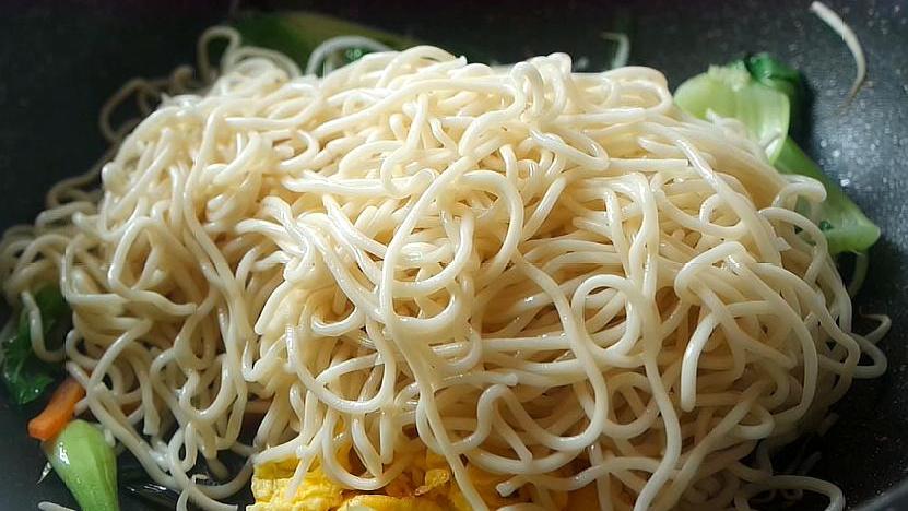 If you want to eat fried noodles, you don’t need to go out and buy them. I teach you how to make them at home. It’s so fragrant and delicious.