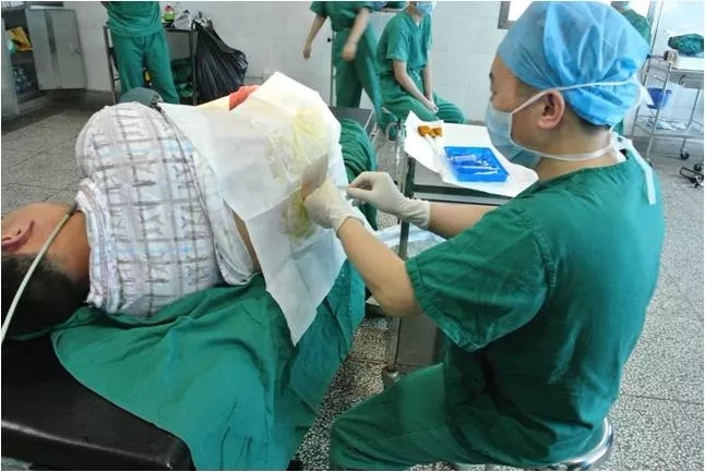 南昌市洪都中医院伍剑锷、张燕燕荣膺"南昌市先进工作者"称号