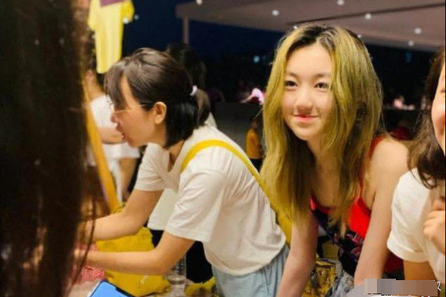 14岁李嫣秀长腿自信拍怼脸写真，一手包办妆发，造型令人惊艳