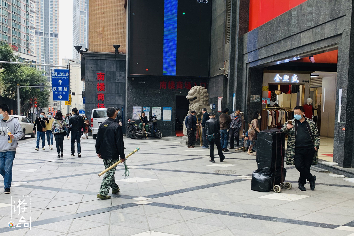 重庆朝天门万象：与时间赛跑，午餐在路上，也在汽车的后备箱里