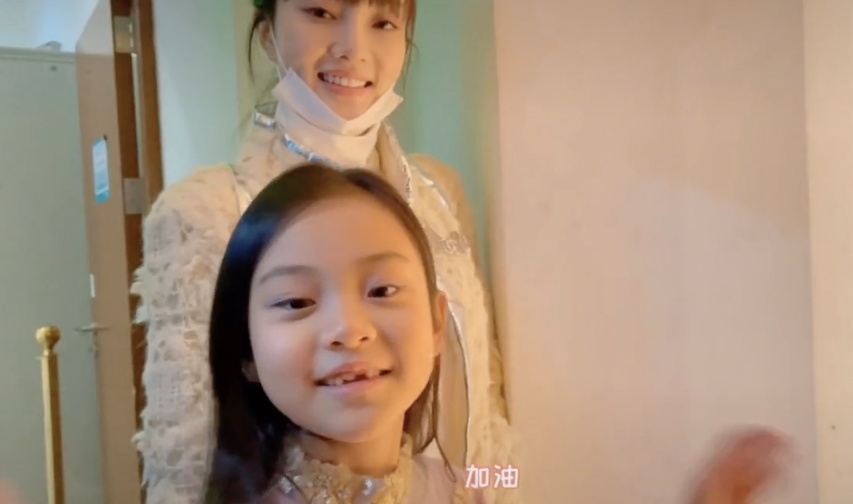 李小璐晒女儿钢琴演出花絮视频，甜馨安吉同框，男帅女靓超养眼