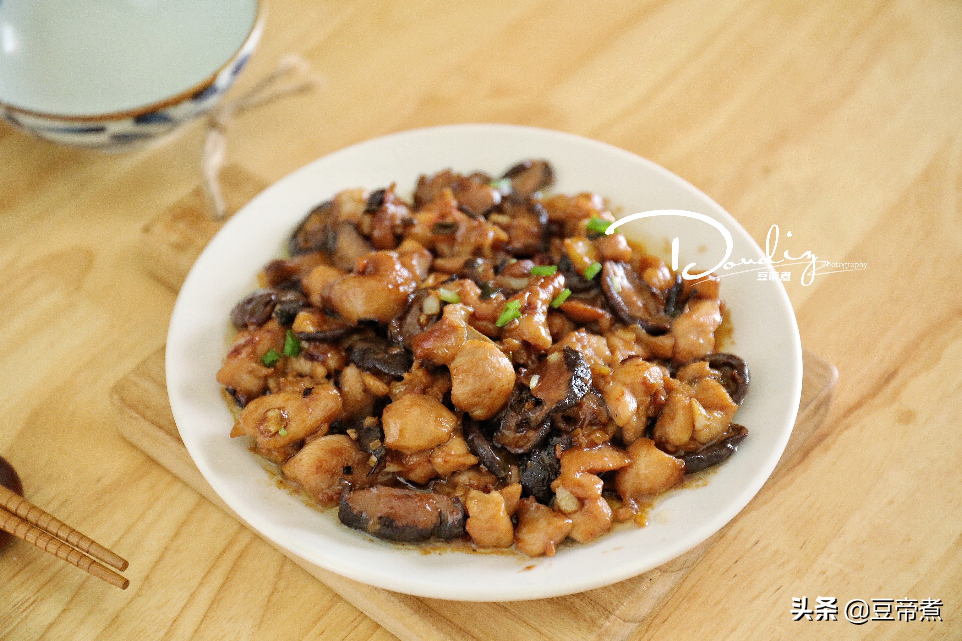 鸡腿新吃法味道香肉质嫩，怎么吃也不腻，我家孩子三天两头就馋