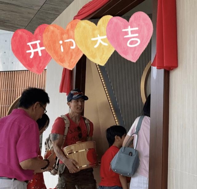 吴尊心情愉悦晒新豪宅，全家出动放鞭炮庆祝，手抱木桶称华人传统