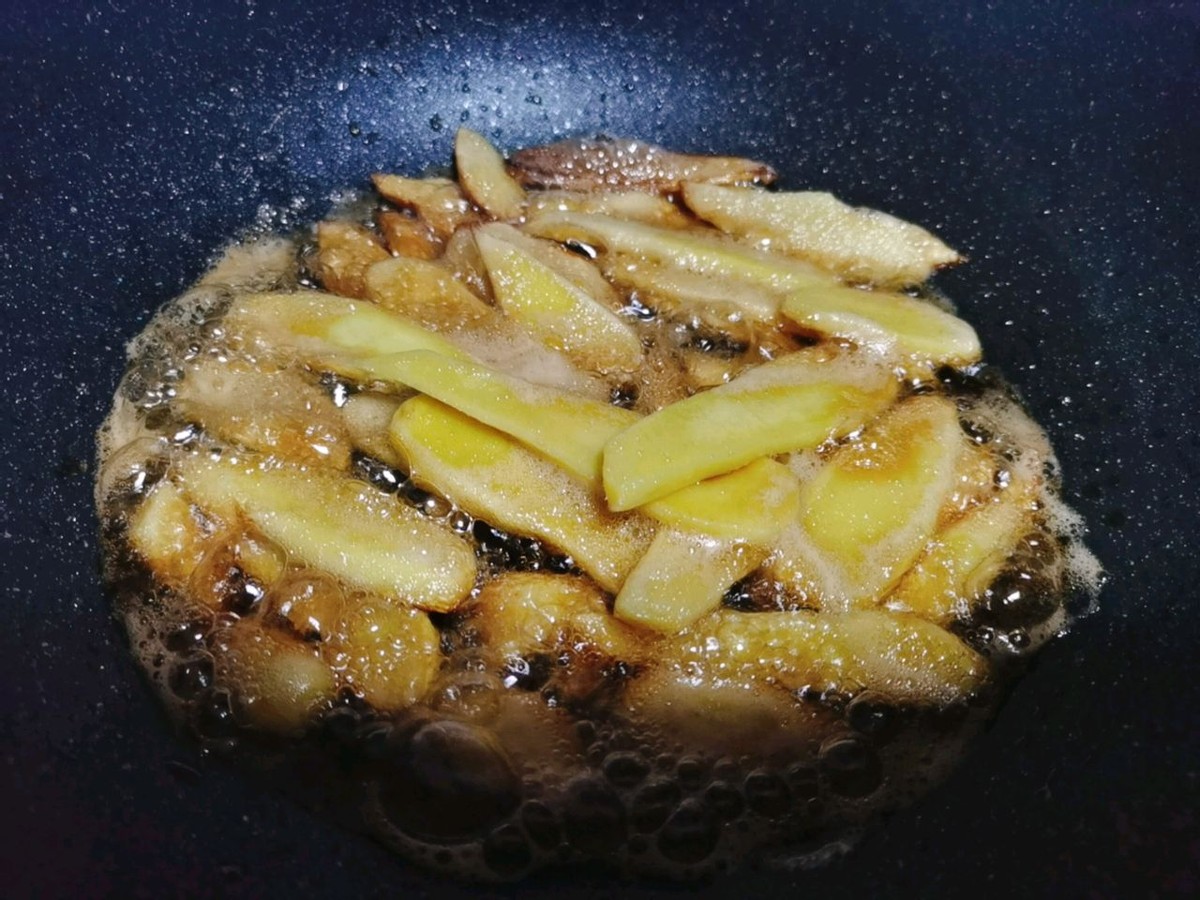 老姜和鸭肉一起炖煮，营养滋补，鲜美入味，好吃到舔手指