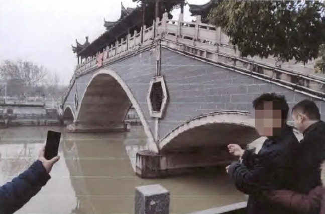 酒后假装溺水，挣扎拖拽后其女友溺亡，男子因故意杀人罪获刑12年半，其母：2年了一直没能见到儿子