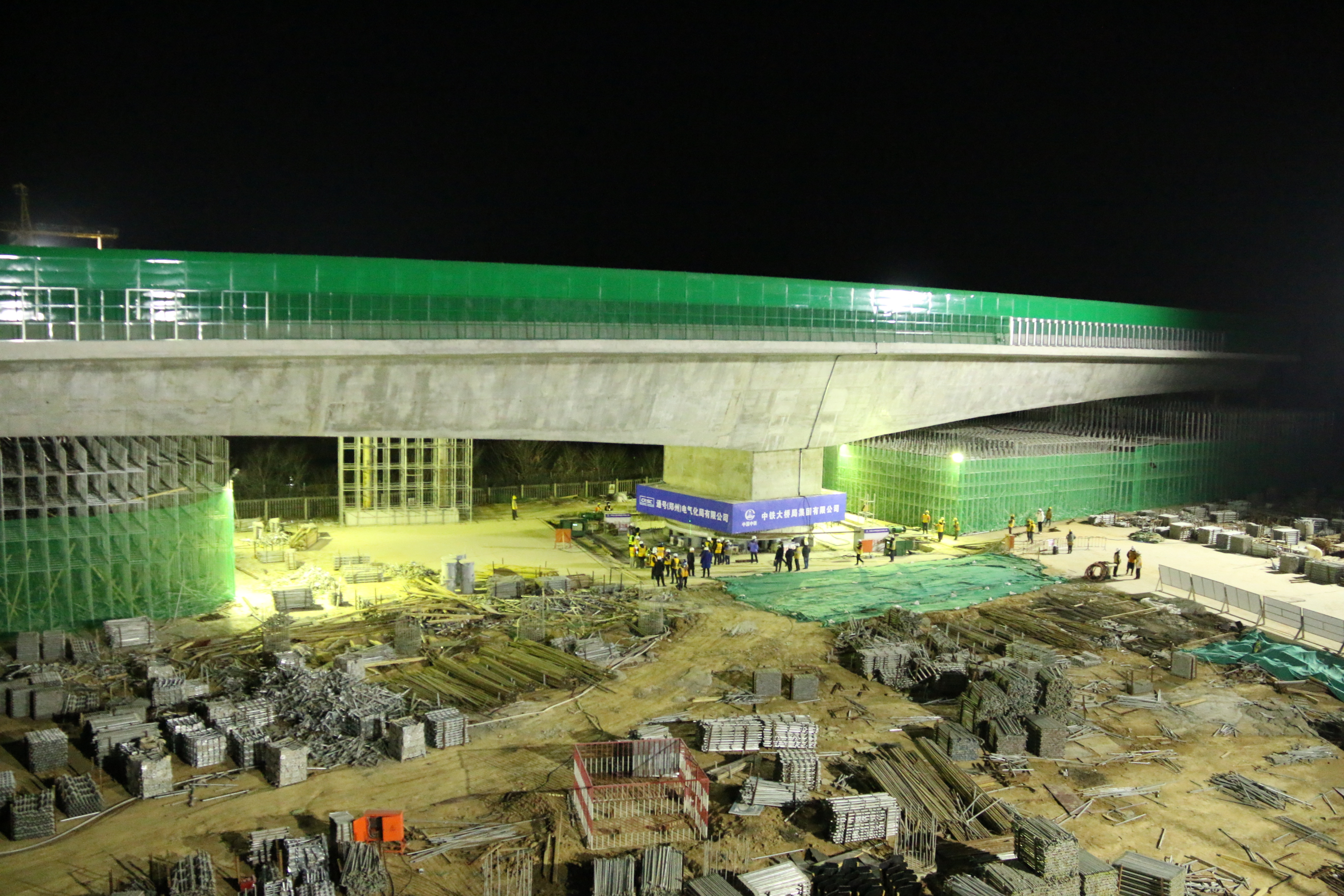国道234上跨郑西高铁双幅桥成功同步转体