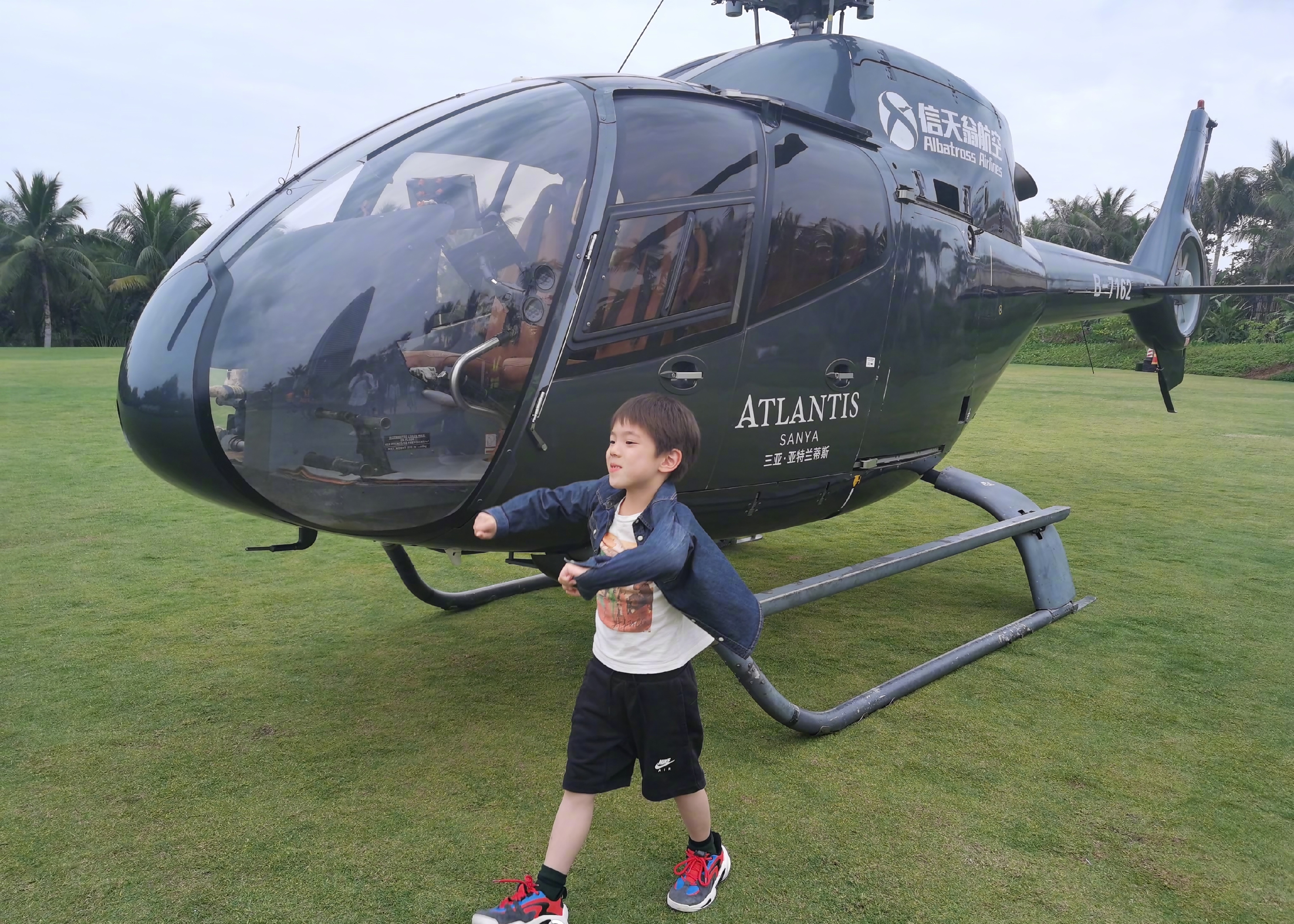 霍思燕晒照为7岁嗯哼庆生，一家三口亲吻、许愿，画面温馨