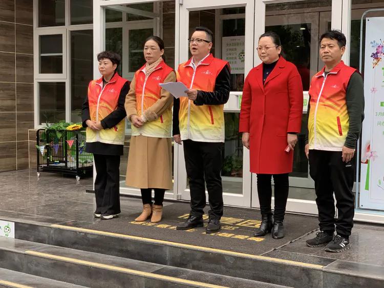 团市委联合天中义工联合会举办快递员歇脚点志愿服务站挂牌仪式