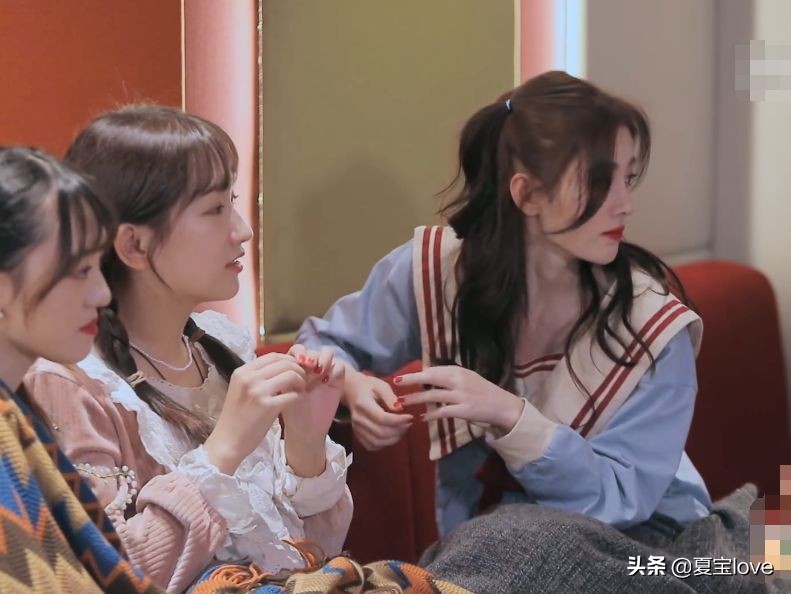 鞠婧祎同姐妹换上睡衣，但不愿意换鞋子，看清鞋子款式后明白了