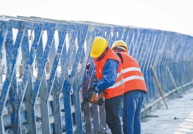 上海一座大桥正在改造升级，采用一级公路标准建设，双向6车道