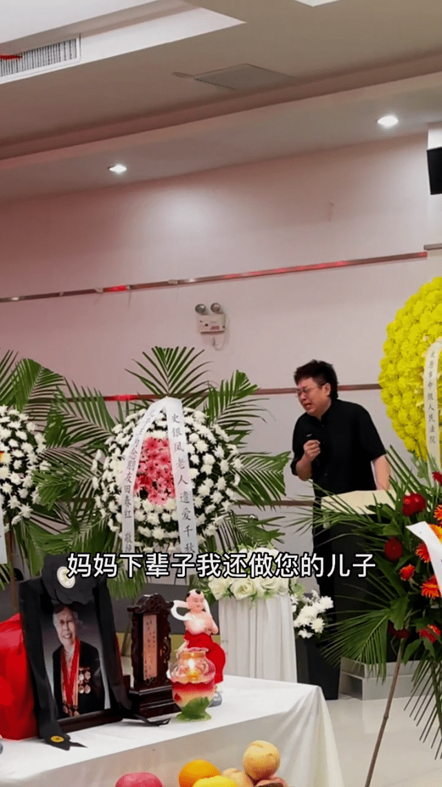 王为念妈妈去世头七，冒雨去墓地祭拜，后悔错过和母亲视频