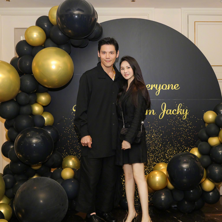 向佐晒全家福庆生，和女儿视频扮鬼脸卖萌，郭碧婷素颜抱娃状态好