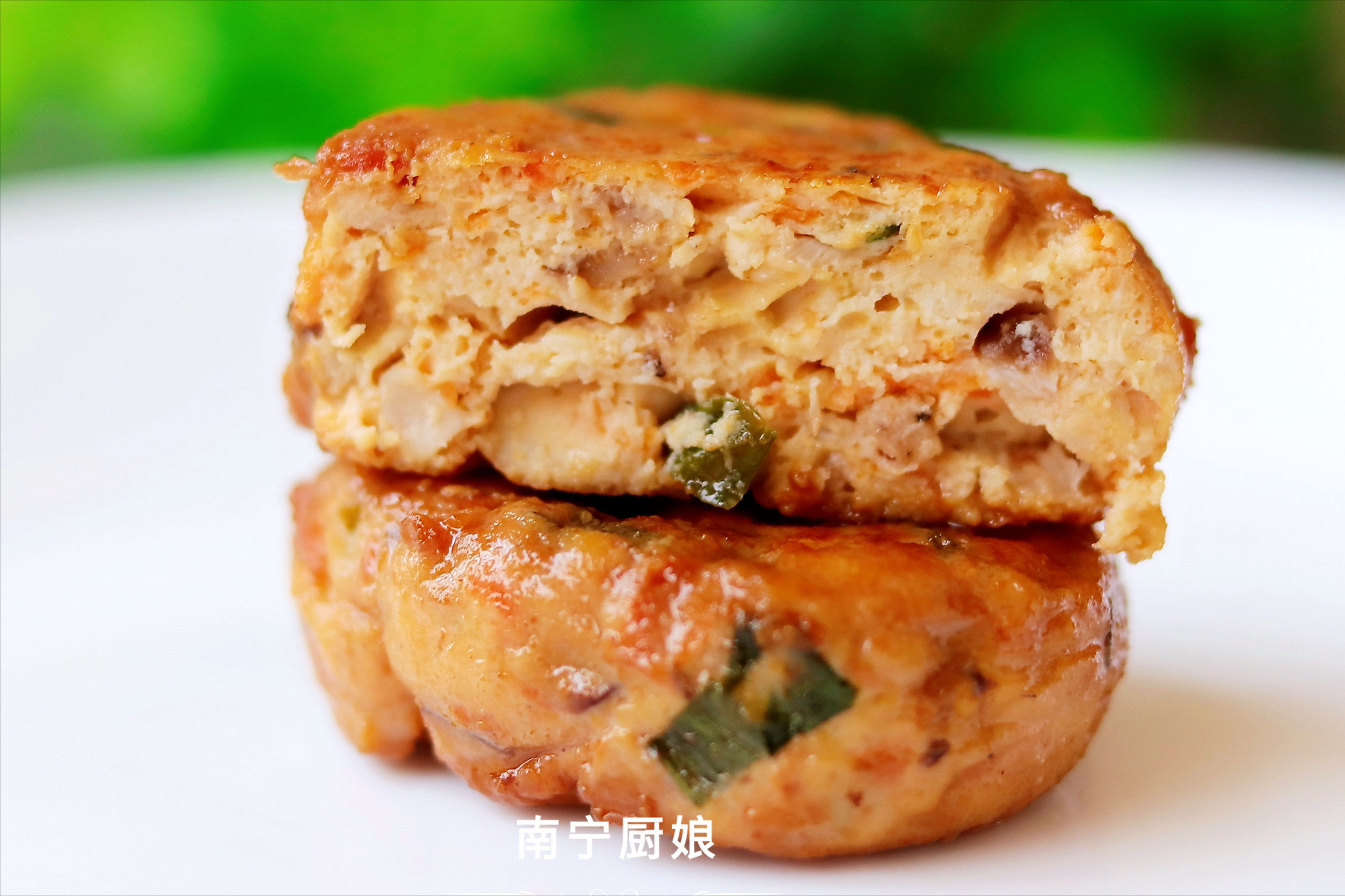 雞胸肉加入香菇雞蛋做成小餅，外酥里嫩，低脂營養，多吃也不怕胖