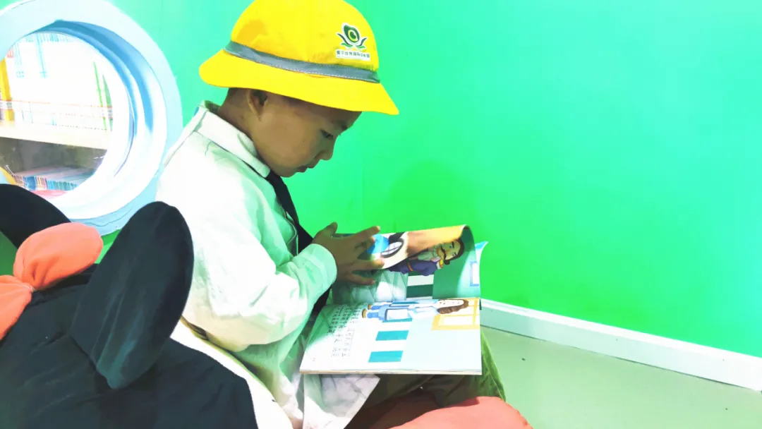 「百花快讯」看!双流区实验小学外国语学校校园惊现小黄帽