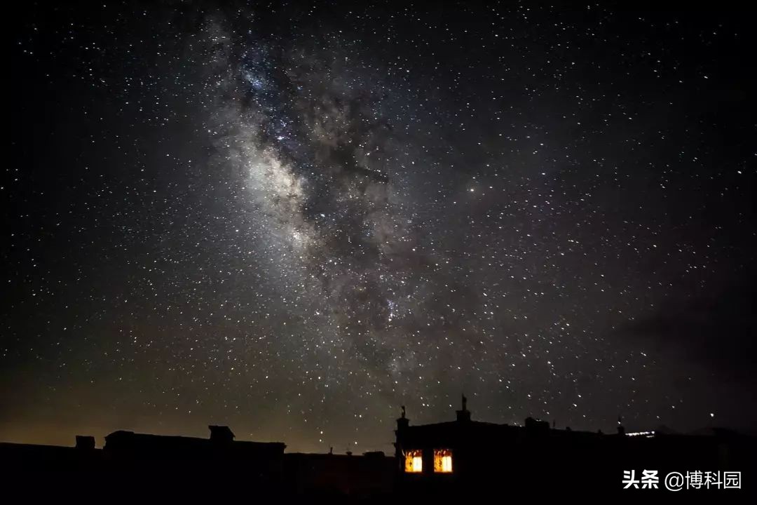 用肉眼精确定位穿过夜空的恒星和行星路径，到底有多难？