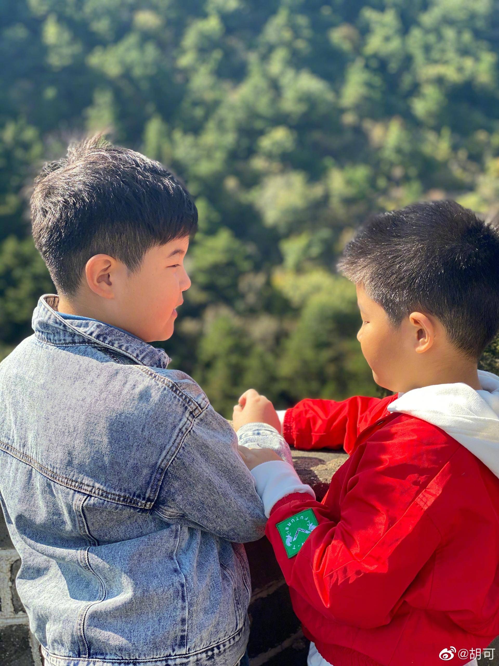 安吉彈鋼琴為媽媽慶生，胡可欣慰感動，小魚兒貼心為哥哥錄像