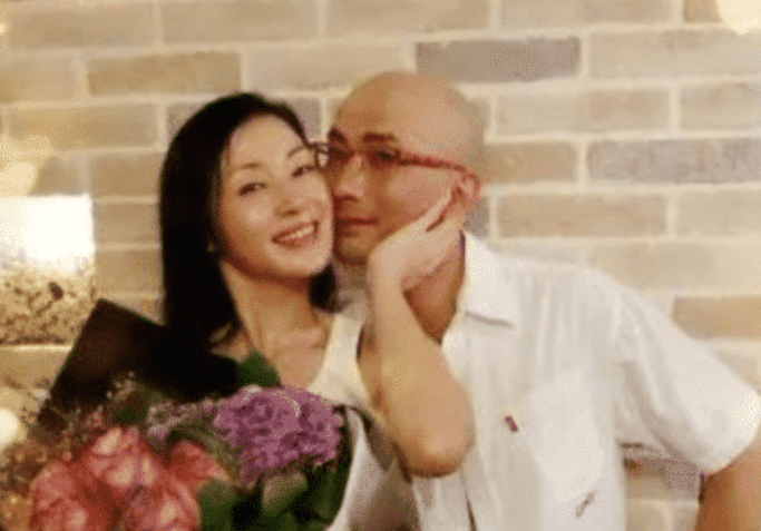 她是香港第一美腿女神，曾被相识7天男子求婚，答应后还收获幸福