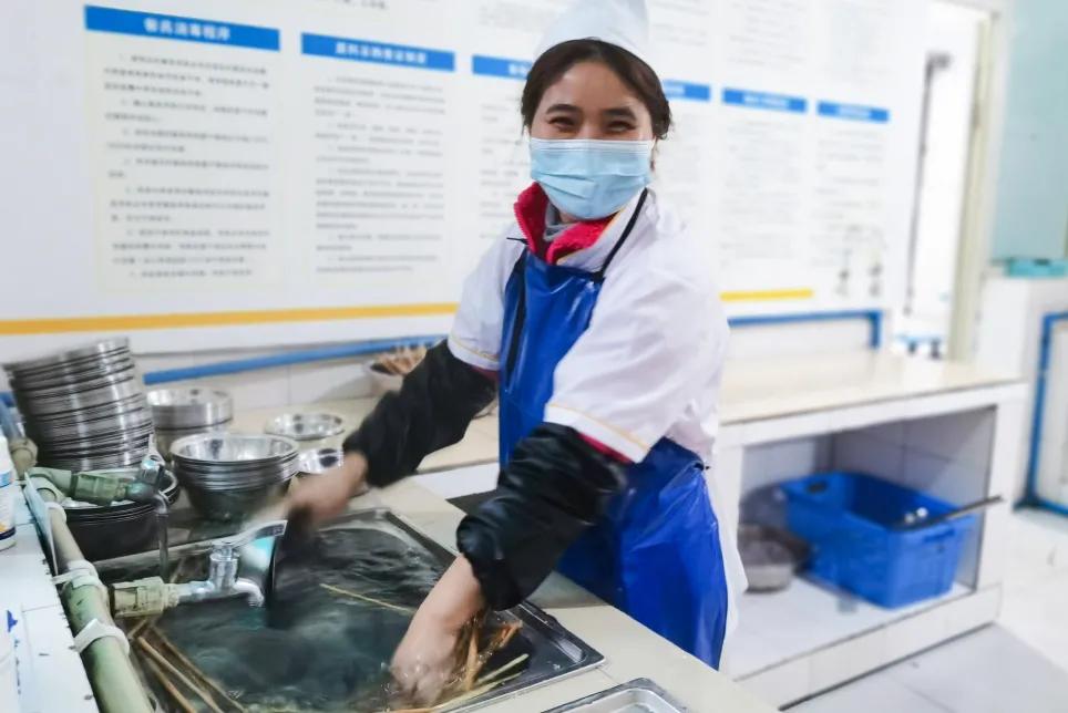 老师，您笑起来真好看——记双流区金桥小学“三八”妇女节活动