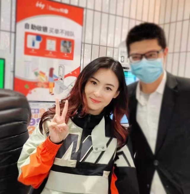 張柏芝逛超市被路人認出，穿極其寬鬆的外套都無法掩飾隆起的腹部