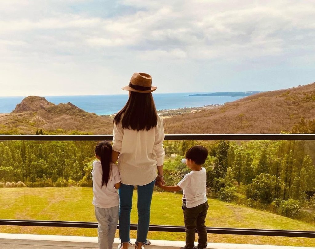 昆凌參加親子運動，女兒搬輪胎不嬌氣，弟弟高冷比耶成Q版周杰倫