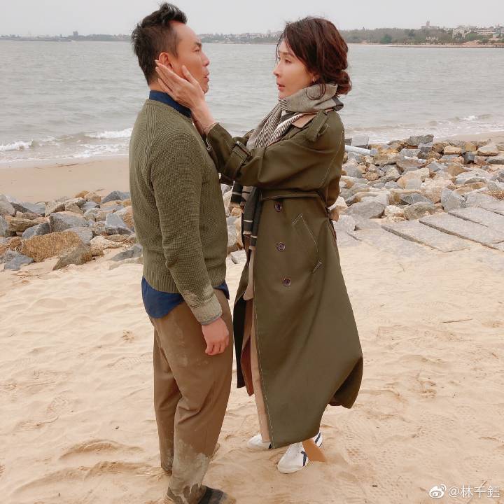 焦恩俊50岁妻子罕晒男子合照，捧脸甜蜜对视，结