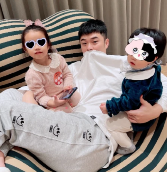 陳赫五一宅家帶娃，曬張子萱視角與女兒合照，父女深情對視超溫馨