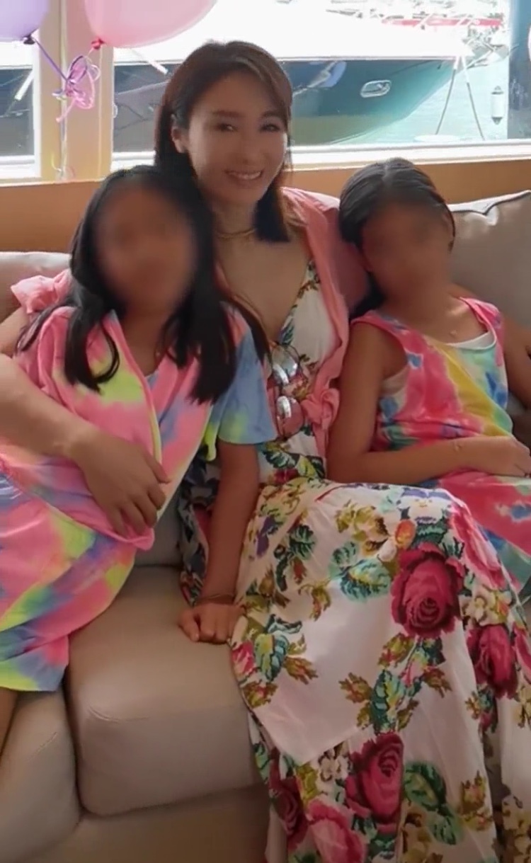 黎姿为双胞胎女儿庆祝11岁生日，左拥右抱超幸福，派对简单朴素