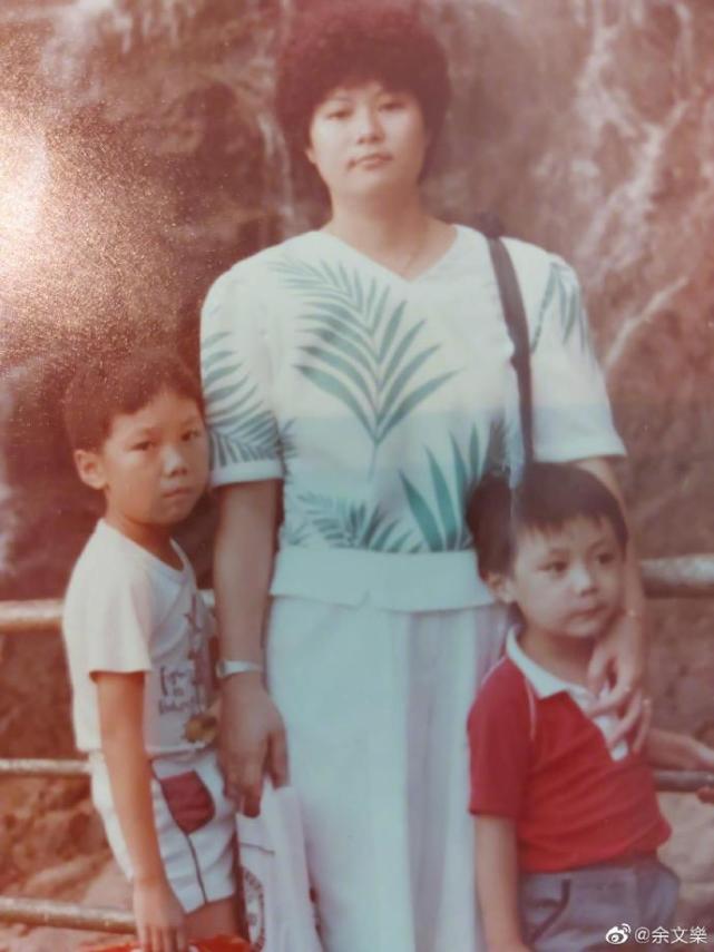 余文樂首曬一家四口合照，半歲女兒正面照曝光，妹妹小臉傲嬌可愛