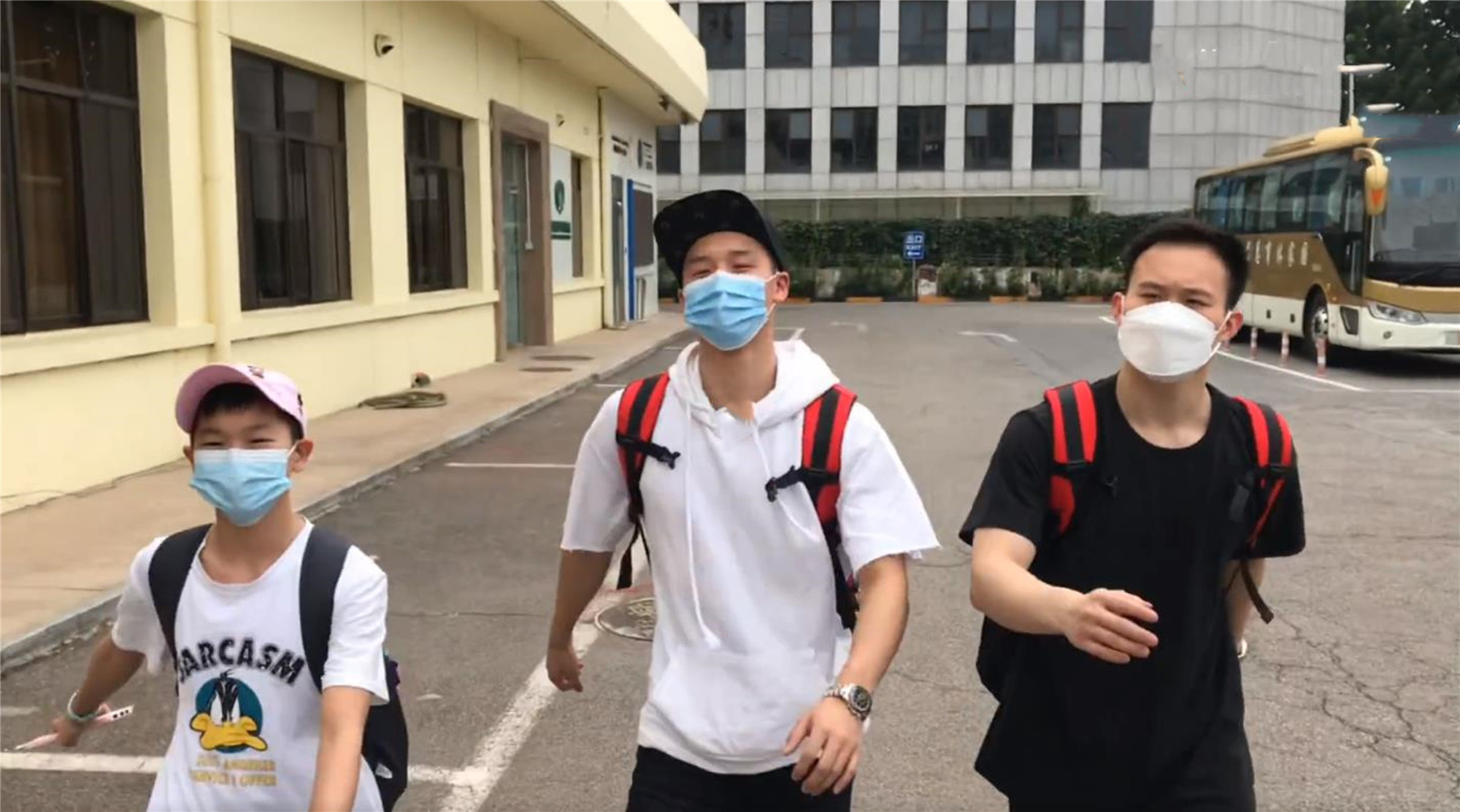 全红婵隔离结束！与队友走“六亲不认”步伐庆祝胜利，却不能回家