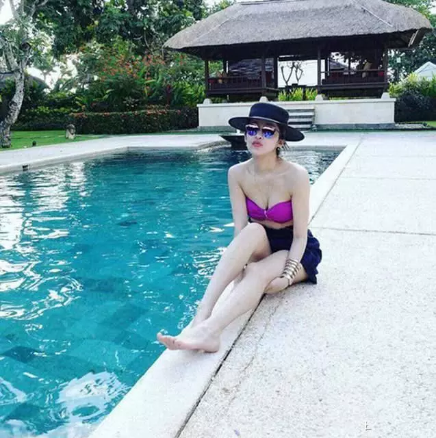 萧亚轩“度假”照片曝光，这身材不像40岁，网友