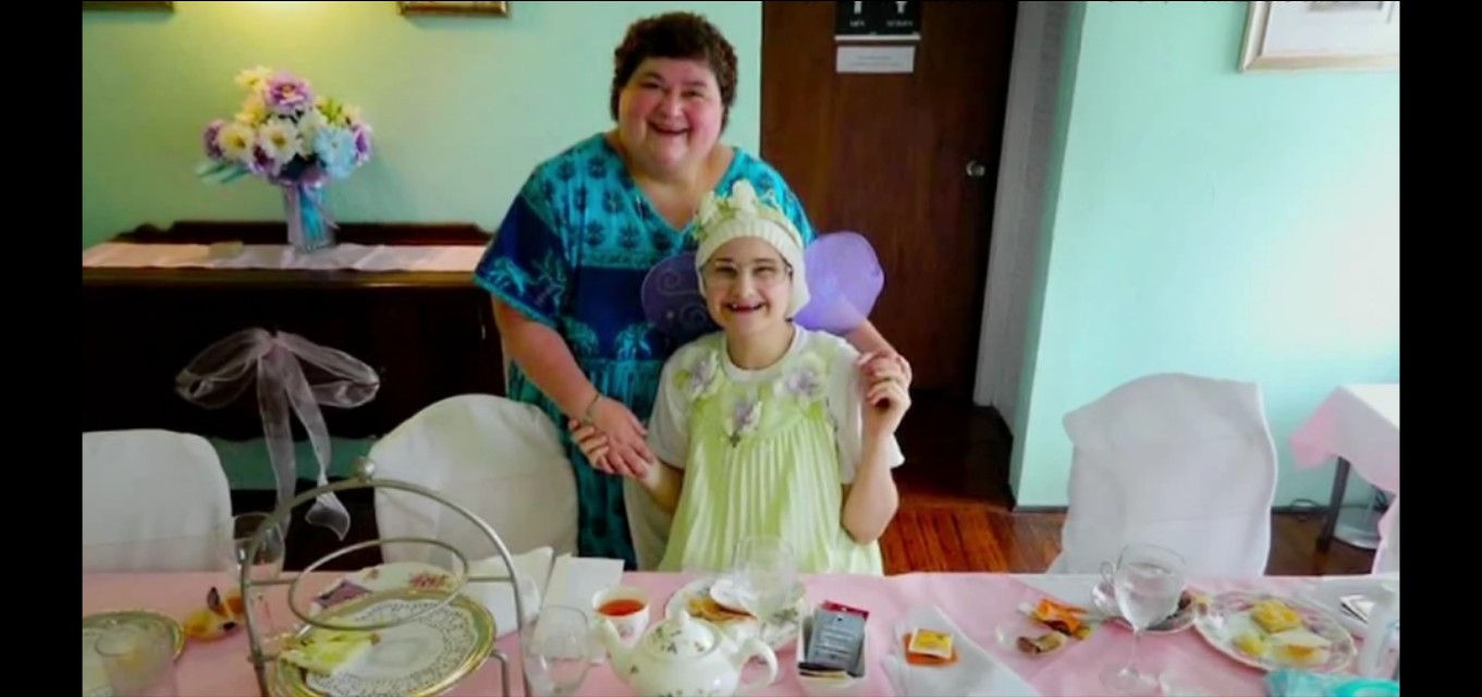 歹毒妈妈给健康女儿疯狂吃药，做上百次手术，