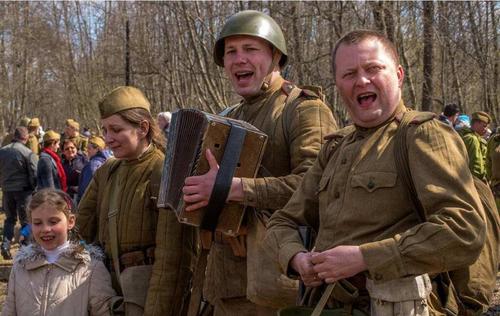 劫持先进反潜舰外逃，20多架战机拦截，军方下出