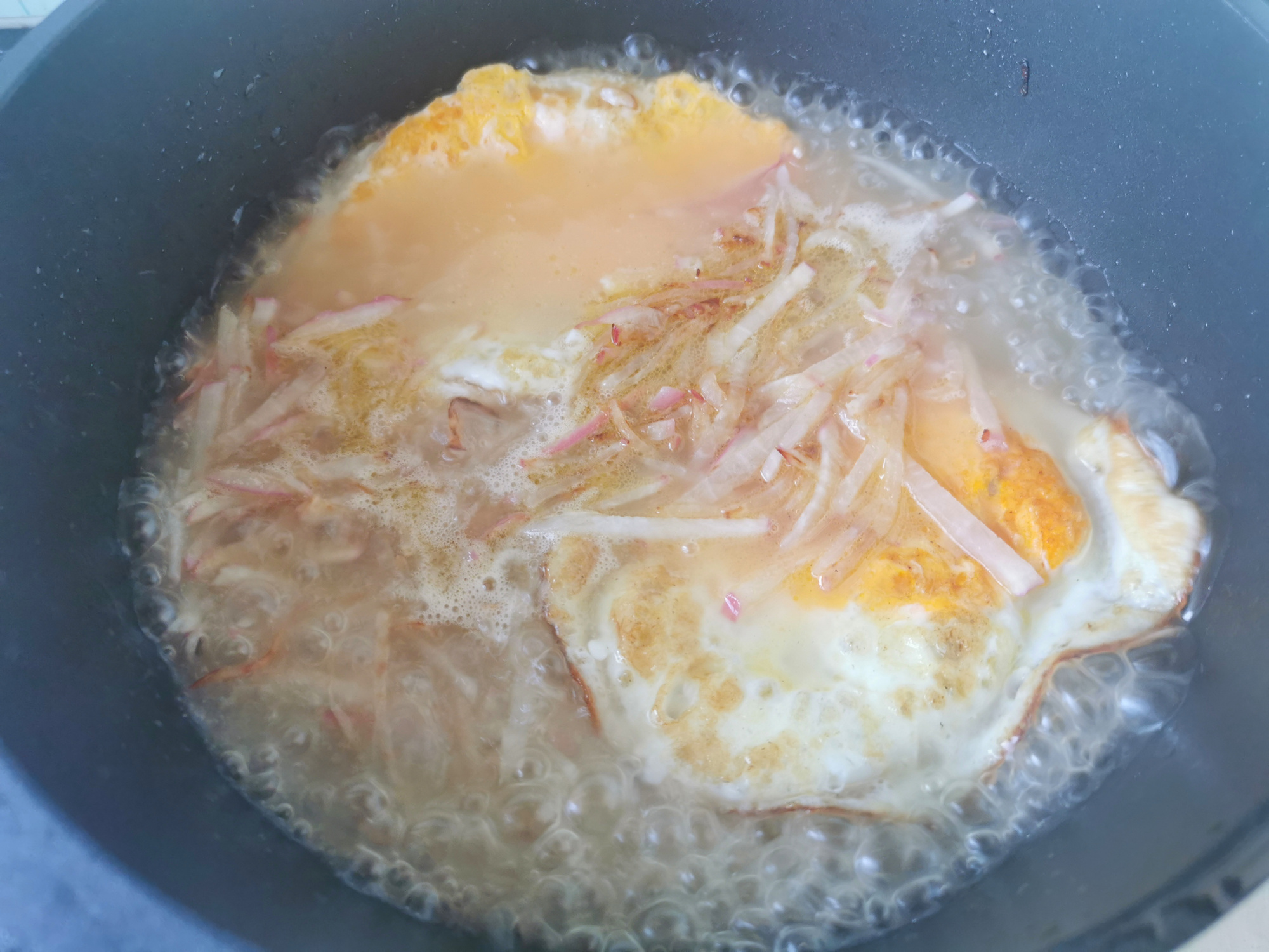 蘿蔔加2個雞蛋，煮出來的湯竟如此鮮美，天冷喝，暖身暖胃還低脂