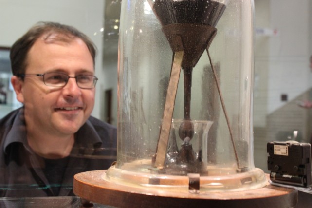 一個物理實驗持續94年，熬死兩位科學家，到底想證明什麽？