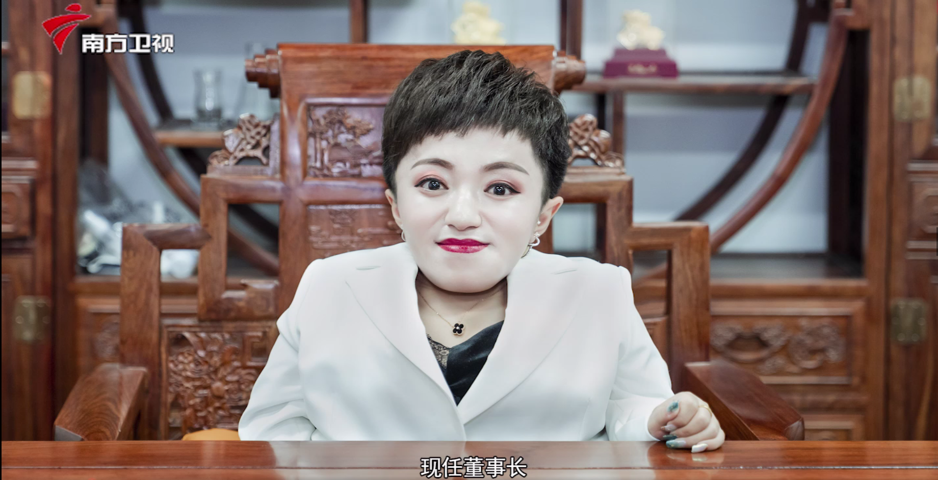 先天性的脆骨病伴随着李喜梅的成长,她无法像平常人一样生活,工作