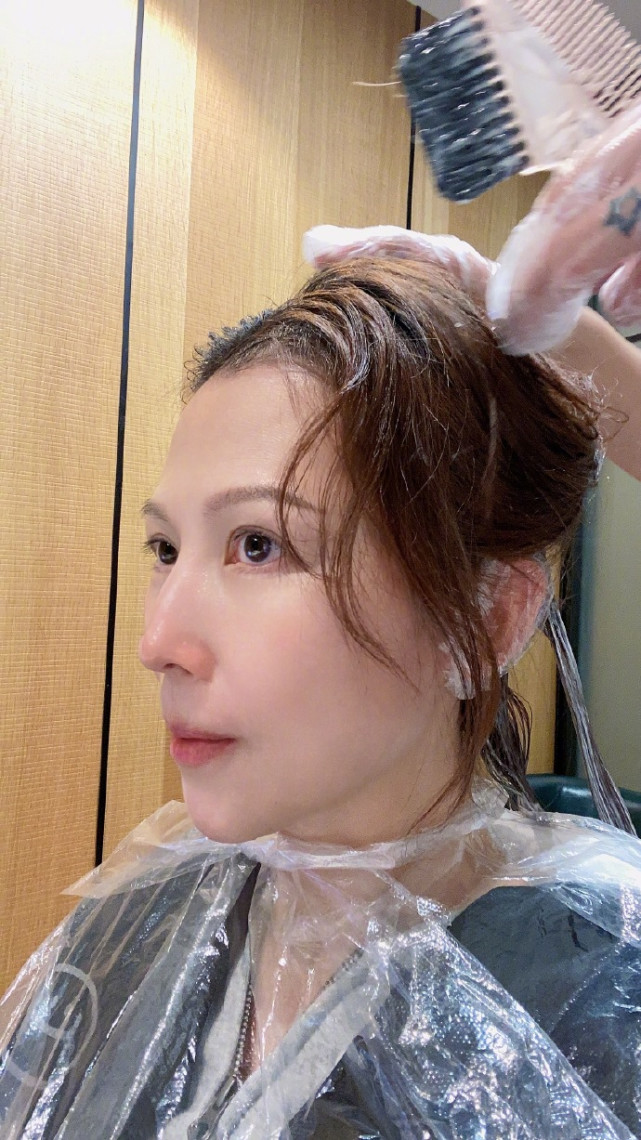 蔡少芬張晉戴情侶帽同框秀恩愛，娘娘自信曬懟臉拍皮膚水嫩無皺紋