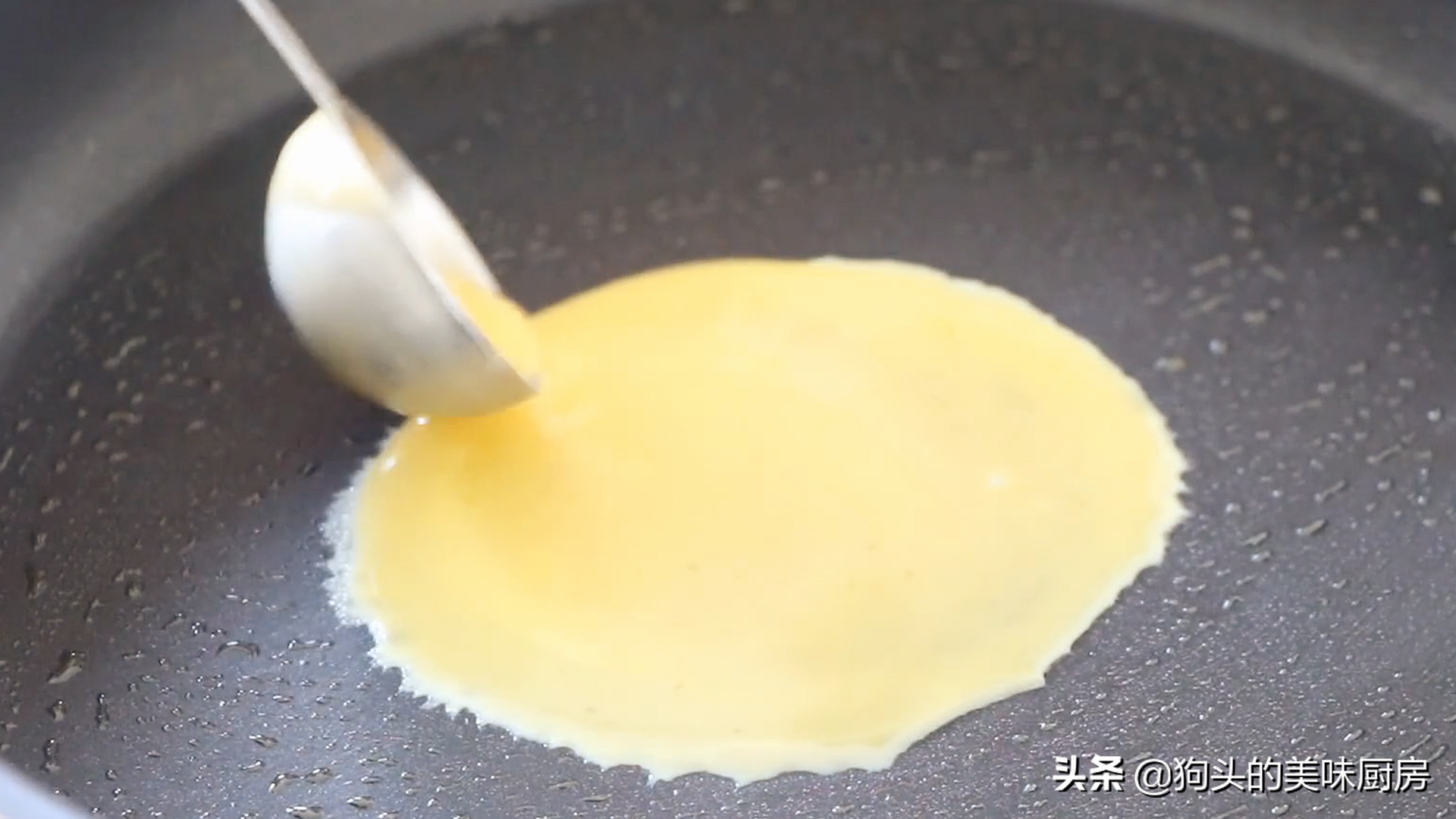 蛋餃用這個方法做，個個圓潤好看，簡單又方便，直接吃燉湯都可以