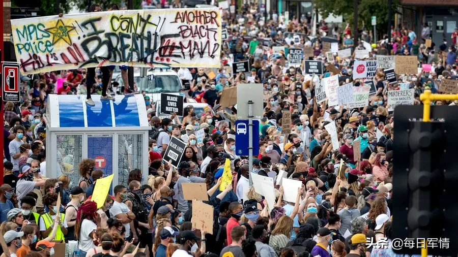 打砸抢烧乱成一锅粥，老美还四处秀肌肉！真的