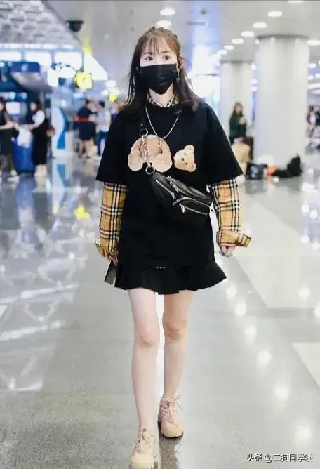 33岁马蓉扮女总裁，皮衣皮裤齐上阵，却穿成了女保镖既视感