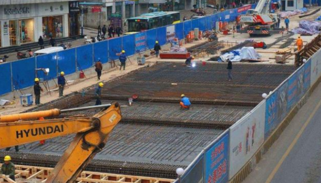 修建地铁时，为何不会影响高楼建筑的地基？国