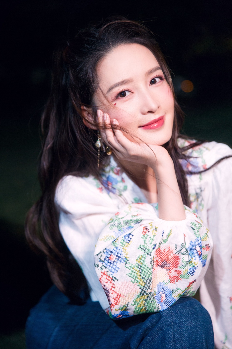 李沁七夕泪痣桃花妆造型，穿花衬衫温柔可人，莞尔一笑也太甜了