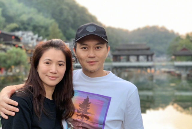 袁詠儀和張智霖一同出行，曬合照秀恩愛，魔童現身評論區“搗亂”