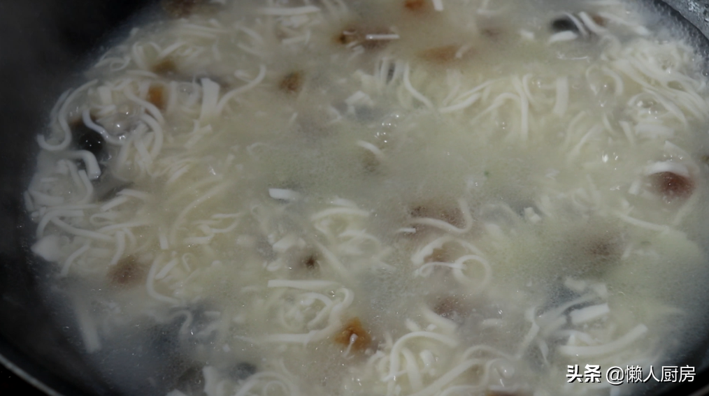 豆腐切絲，與皮蛋絕配，這樣做成湯羹，細膩爽滑，營養又美味