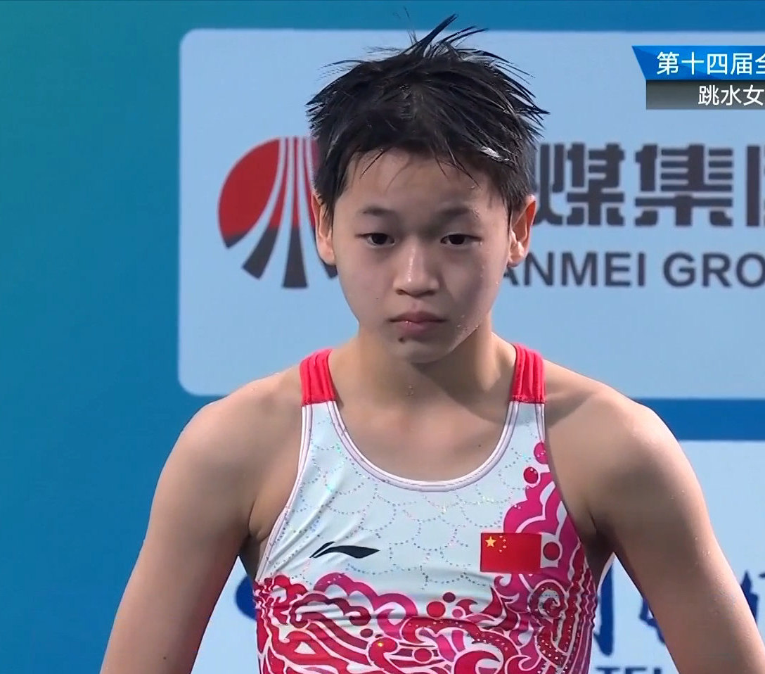 全红婵一举动太感人！不停挥手感谢观众，向粉丝比心，她都快哭了