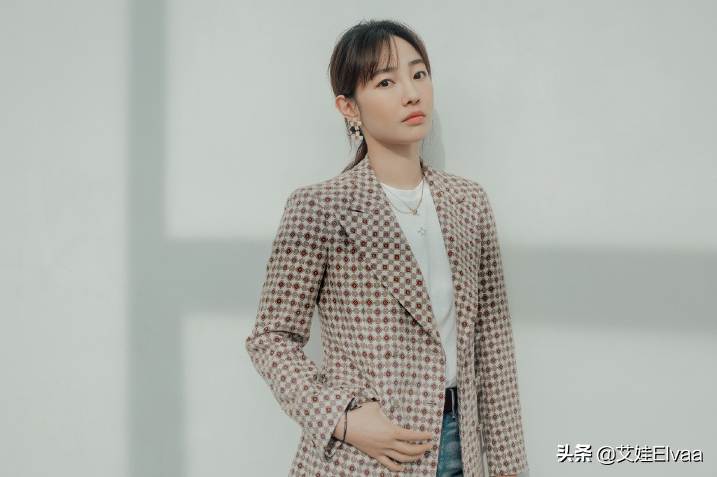 白百何胖到失控，穿衬衫配阔腿裤变130斤大块头