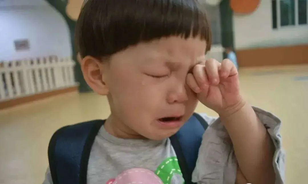孩子看到某個人大哭是不祥之兆？ 科學解釋來了，家長別迷信