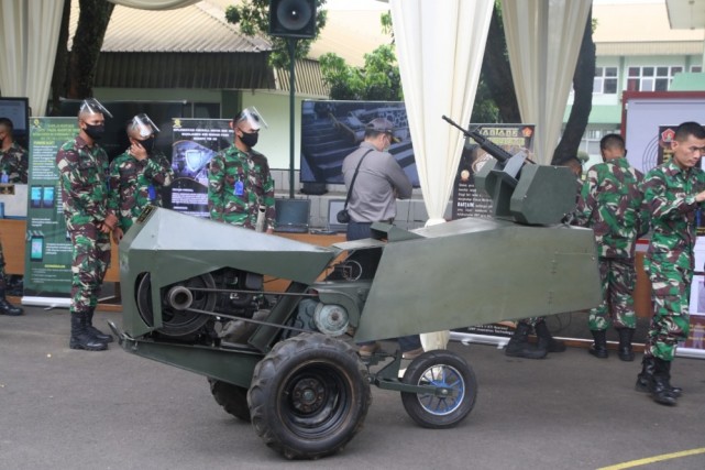 两印造地面作战机器人，有的像婴儿车，有的直接用手扶拖拉机改装