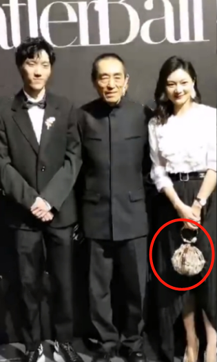 张艺谋为14岁女儿同框庆生，19岁儿子罕现身，三